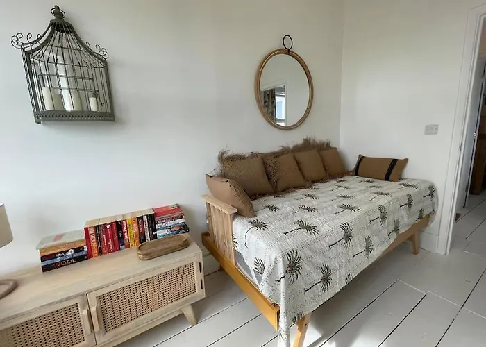 Top Deck - Fresh, Stylish Seaside Apartment